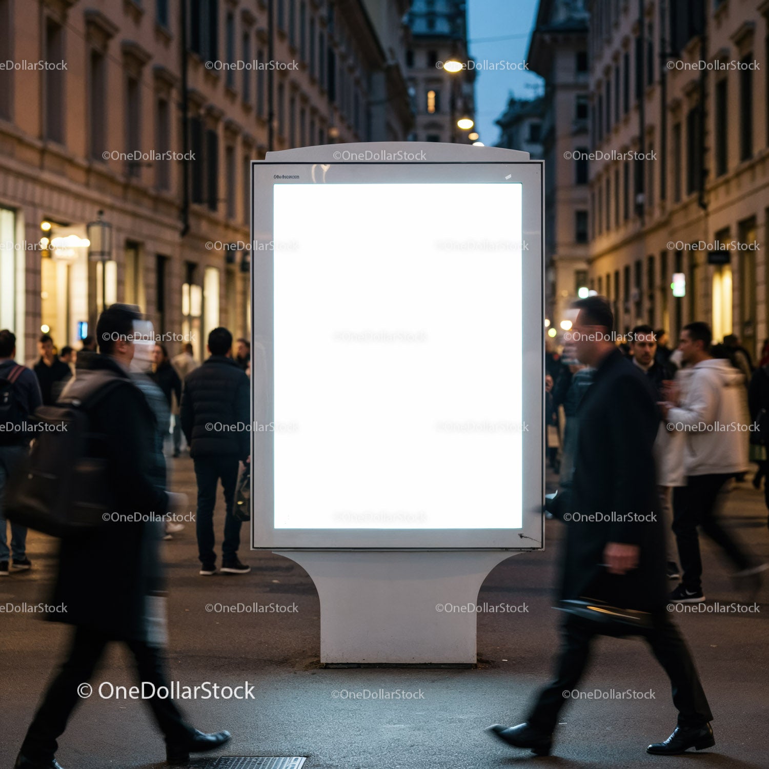 Pusty, oświetlony billboard na ruchliwej ulicy miasta o zmierzchu
