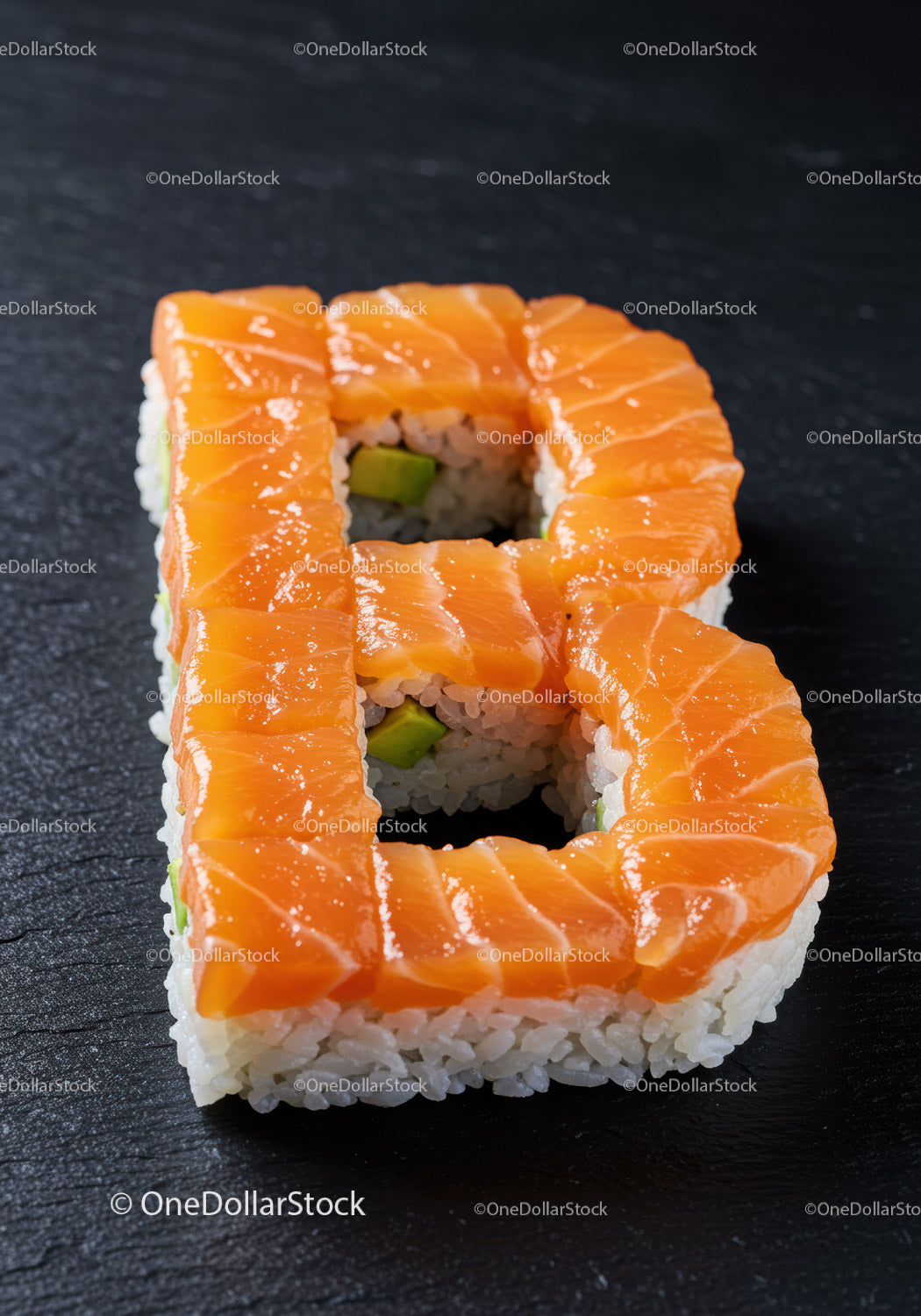 Sushi w kształcie litery B ze świeżym łososiem i awokado