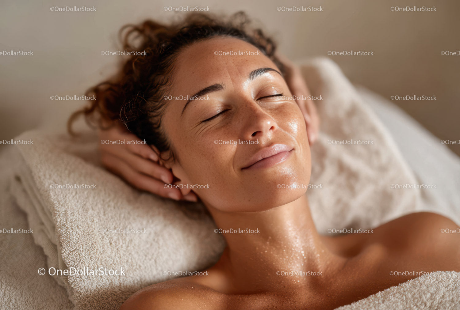 Zrelaksowana kobieta z promienną cerą podczas zabiegu spa