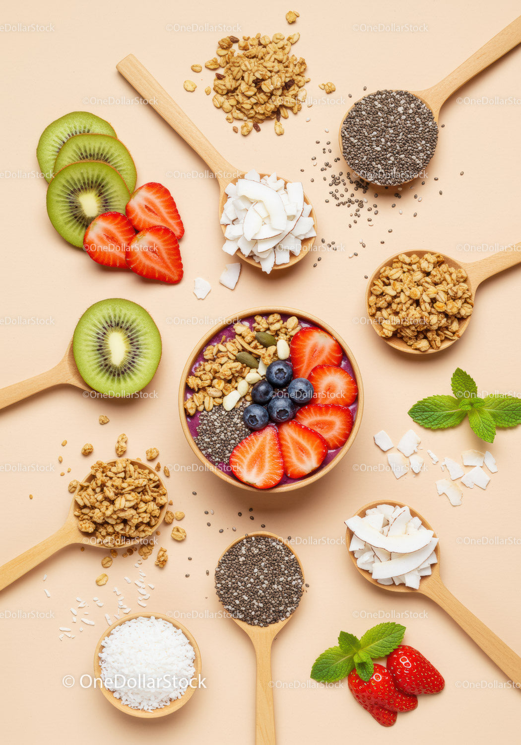 Zdrowa miska smoothie ze świeżymi owocami i dodatkami granoli