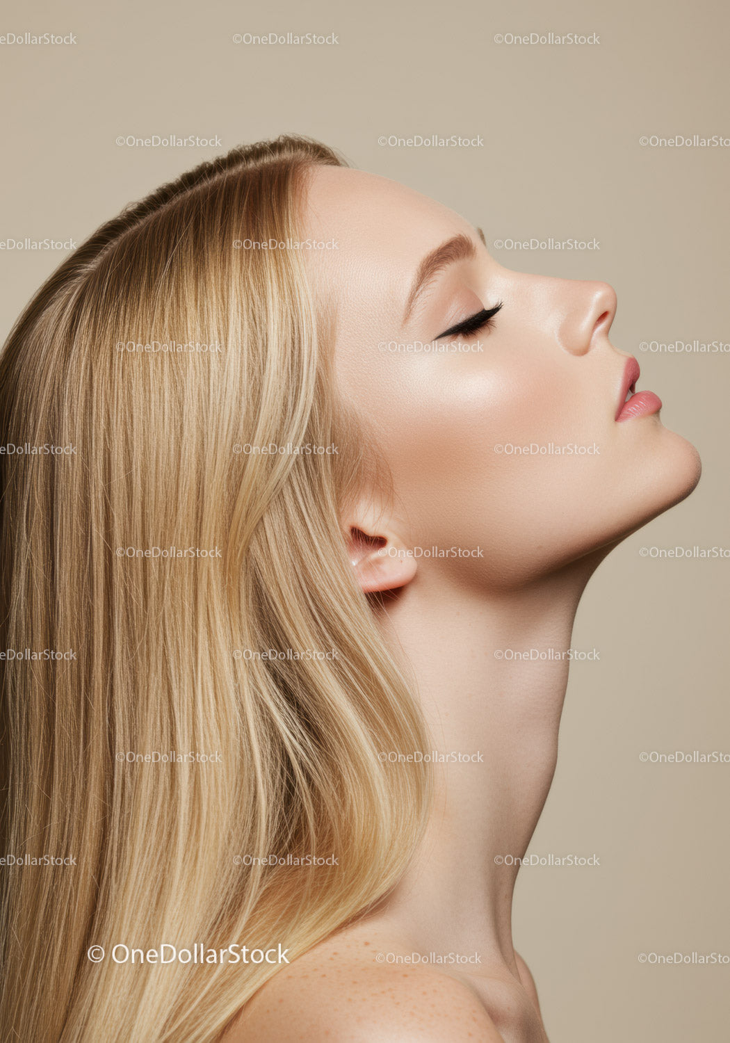 Profil spokojnej kobiety o nieskazitelnej cerze i blond włosach