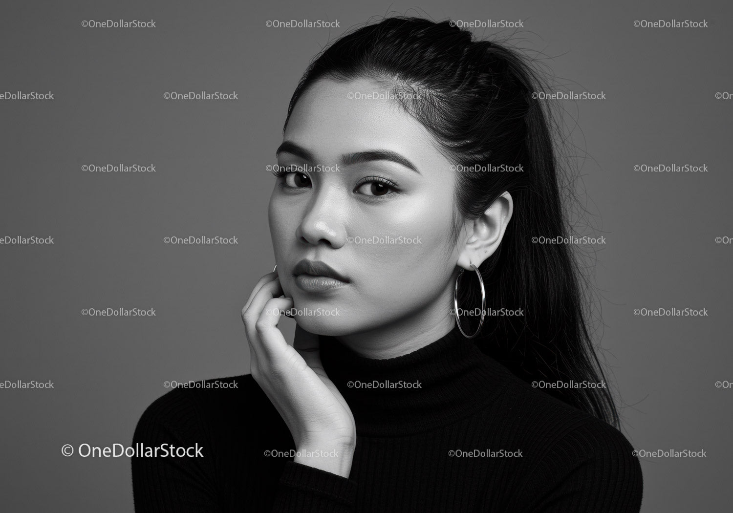 Elegancki portret kobiety w ponadczasowym czarno-białym studiu