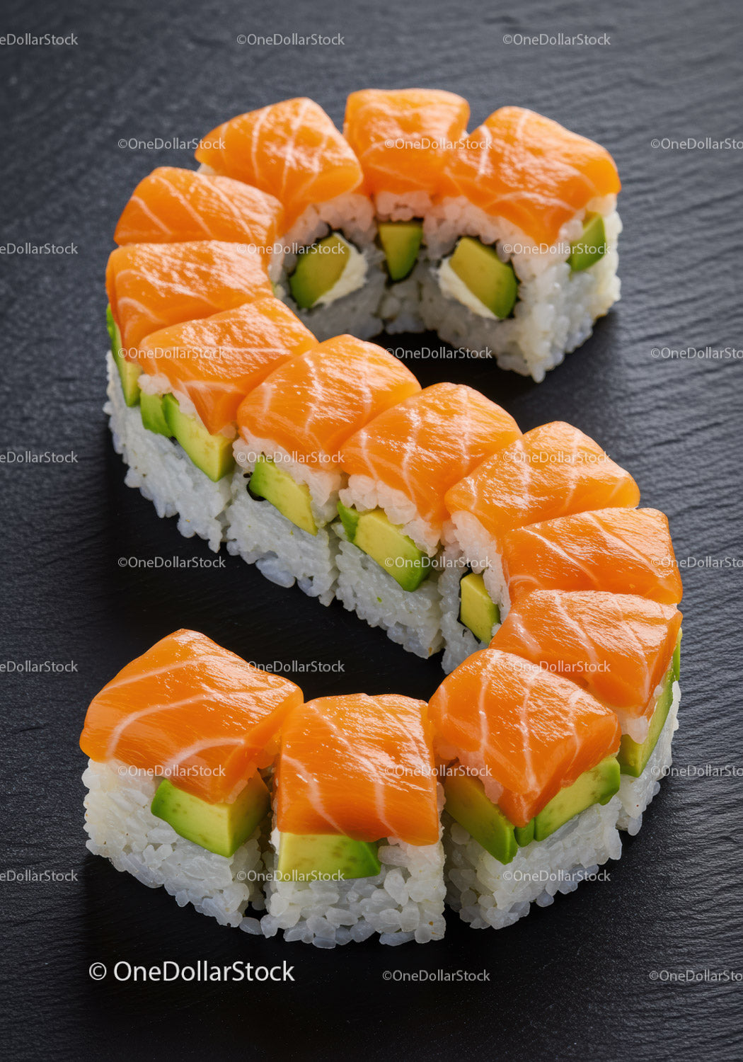 Rolki sushi ułożone w eleganckim kształcie litery S ze świeżym łososiem