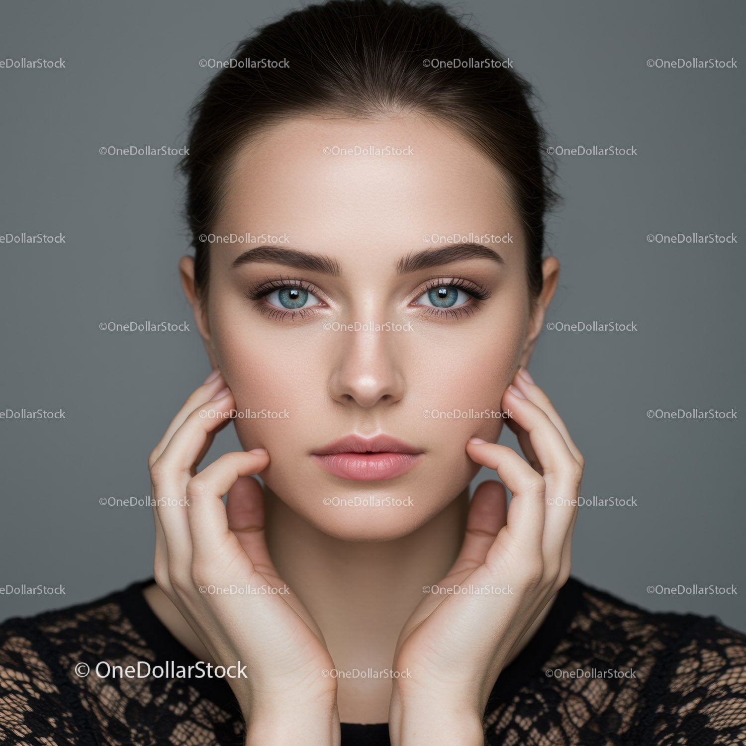 Portret eleganckiej kobiety o niebieskich oczach i czystej skórze