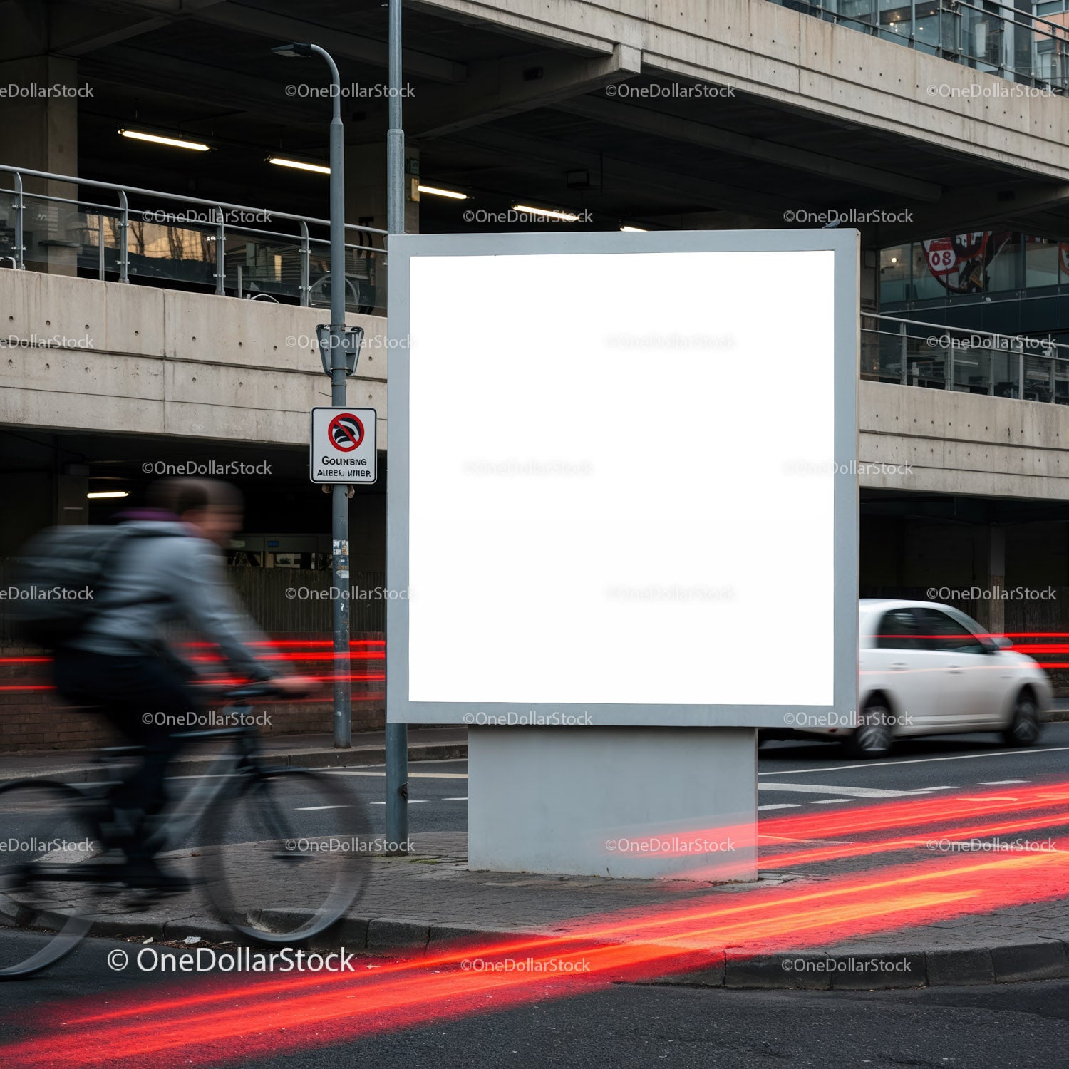 Pusty miejski billboard z rozmyciem ruchu na ruchliwej ulicy
