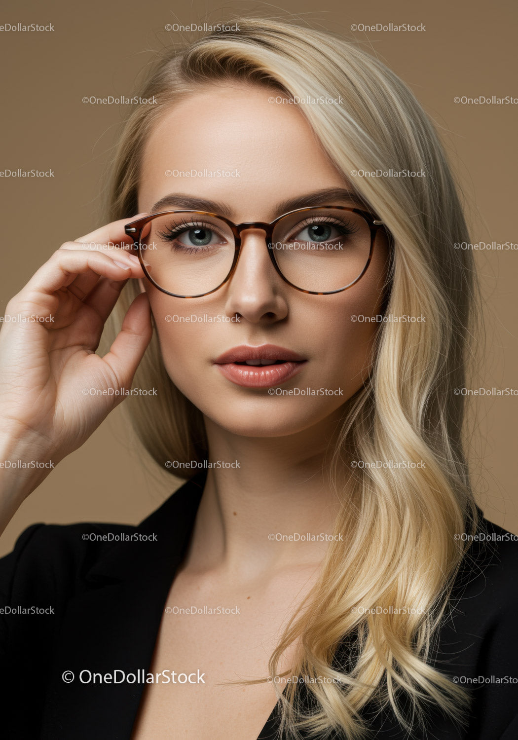 Elegancka blondynka w okularach w kolorze skorupy żółwia z pewnym siebie wyrazem twarzy