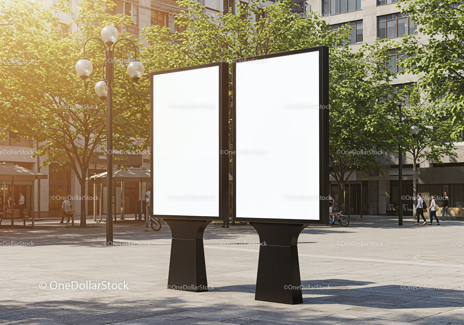 Podwójny pusty billboard stoi na nowoczesnym placu miejskim