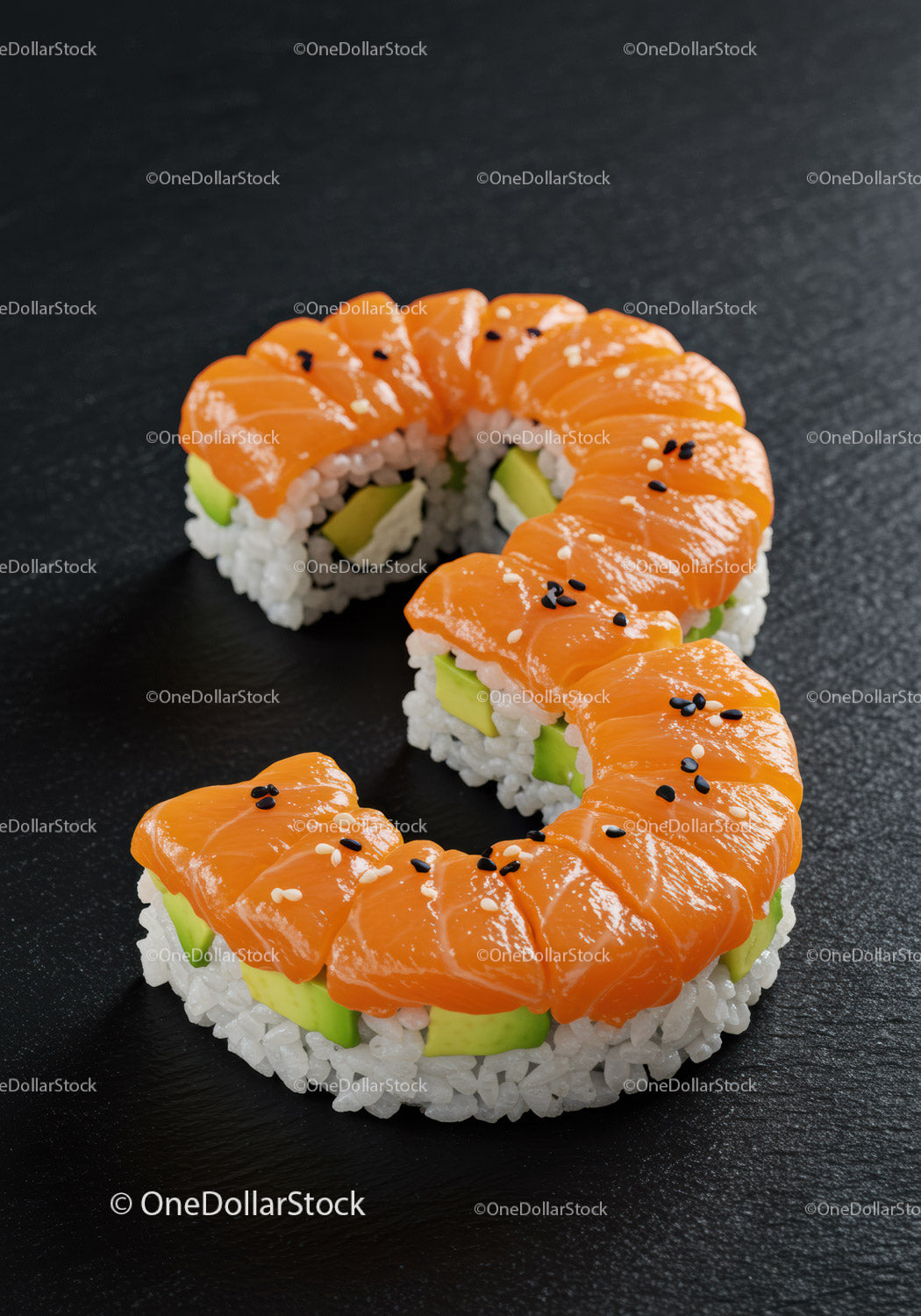 Świeży łosoś, awokado, rolka sushi na czarnym łupku