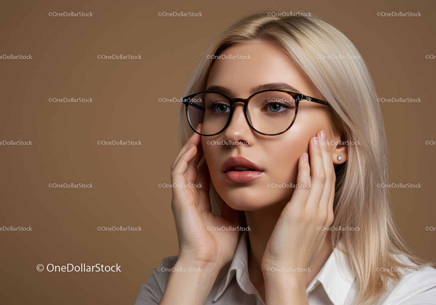 Elegancka kobieta w okularach na stylowym, profesjonalnym portrecie