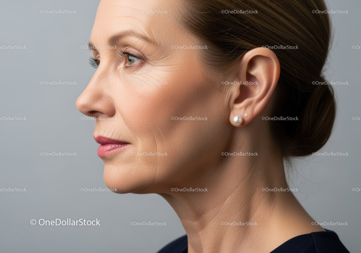 Elegancki portret dojrzałej kobiety z kolczykami i naturalnym makijażem