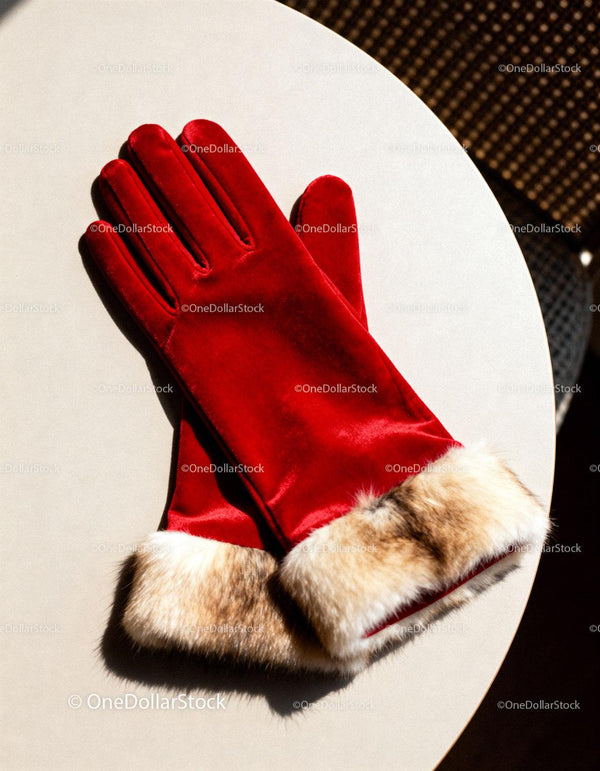 Elegant Red Winter Gloves with Soft Fur Cuffs