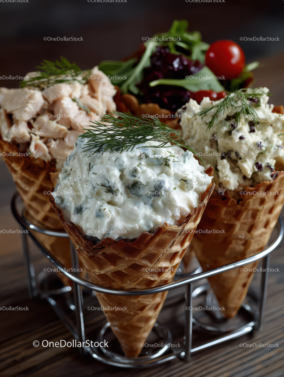 Różne dipy serowe w rożkach waflowych z ziołami i pomidorami