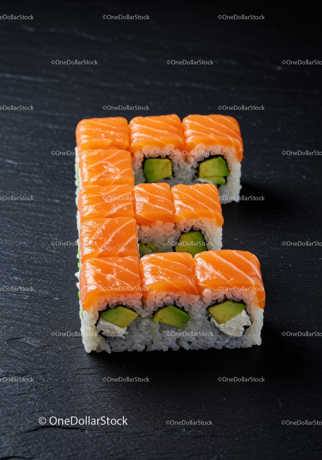Świeże rolki sushi z łososiem i awokado na ciemnym talerzu łupkowym