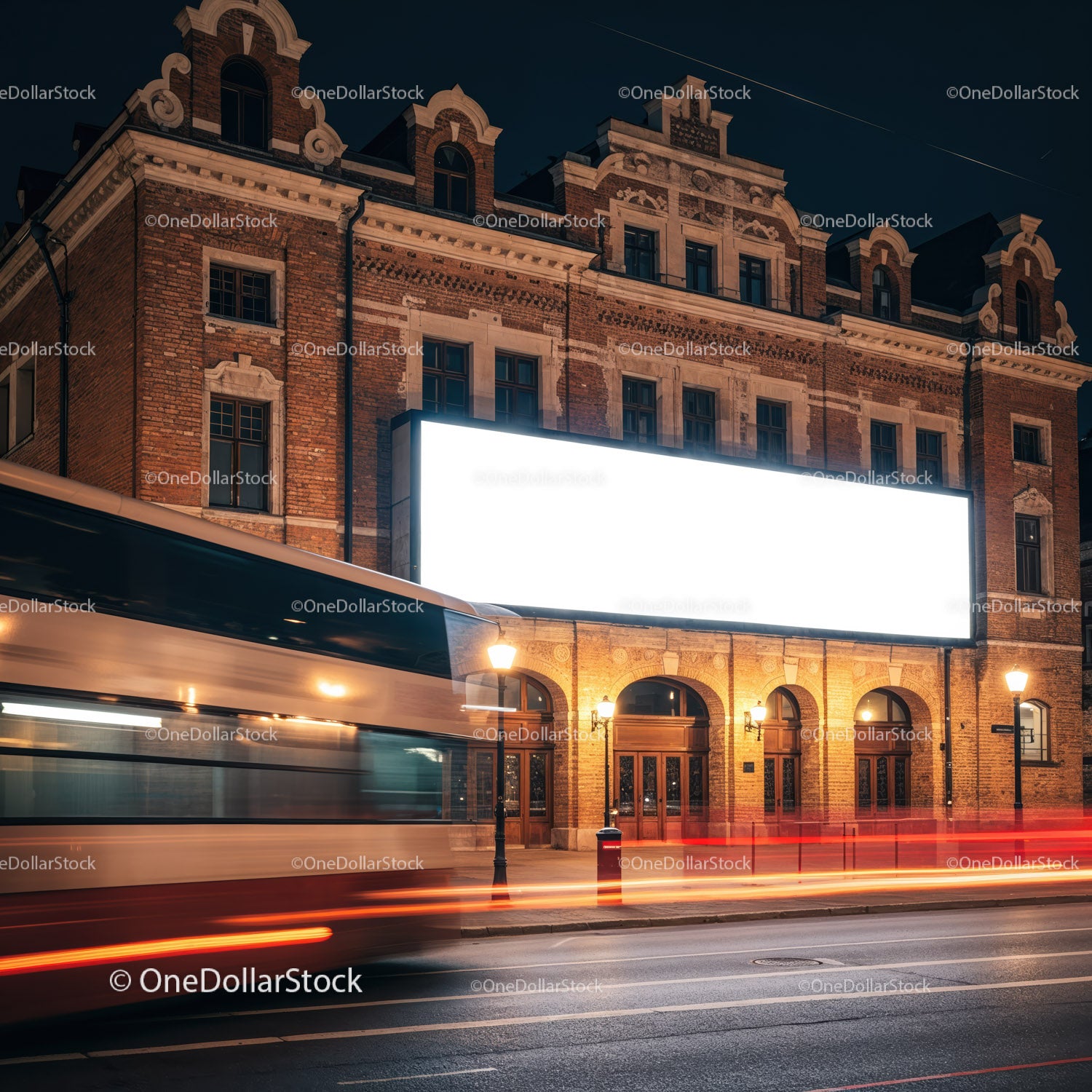 Widok nocny zabytkowego budynku z pustym billboardem