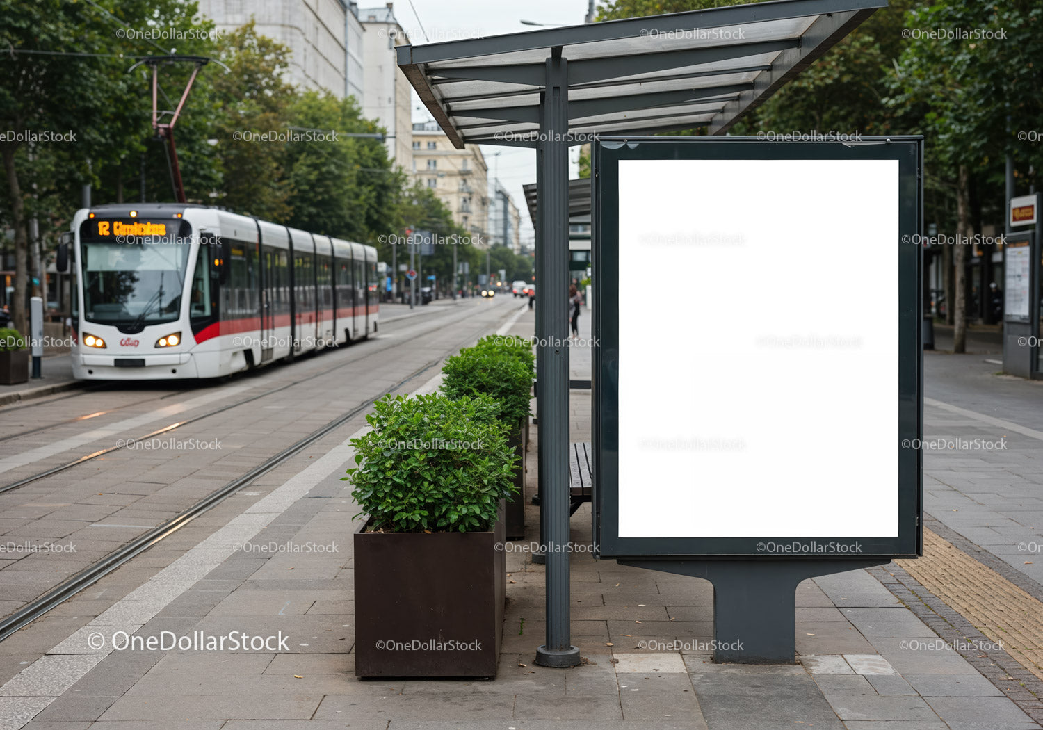 Nowoczesny przystanek tramwajowy z pustym miejscem na billboard