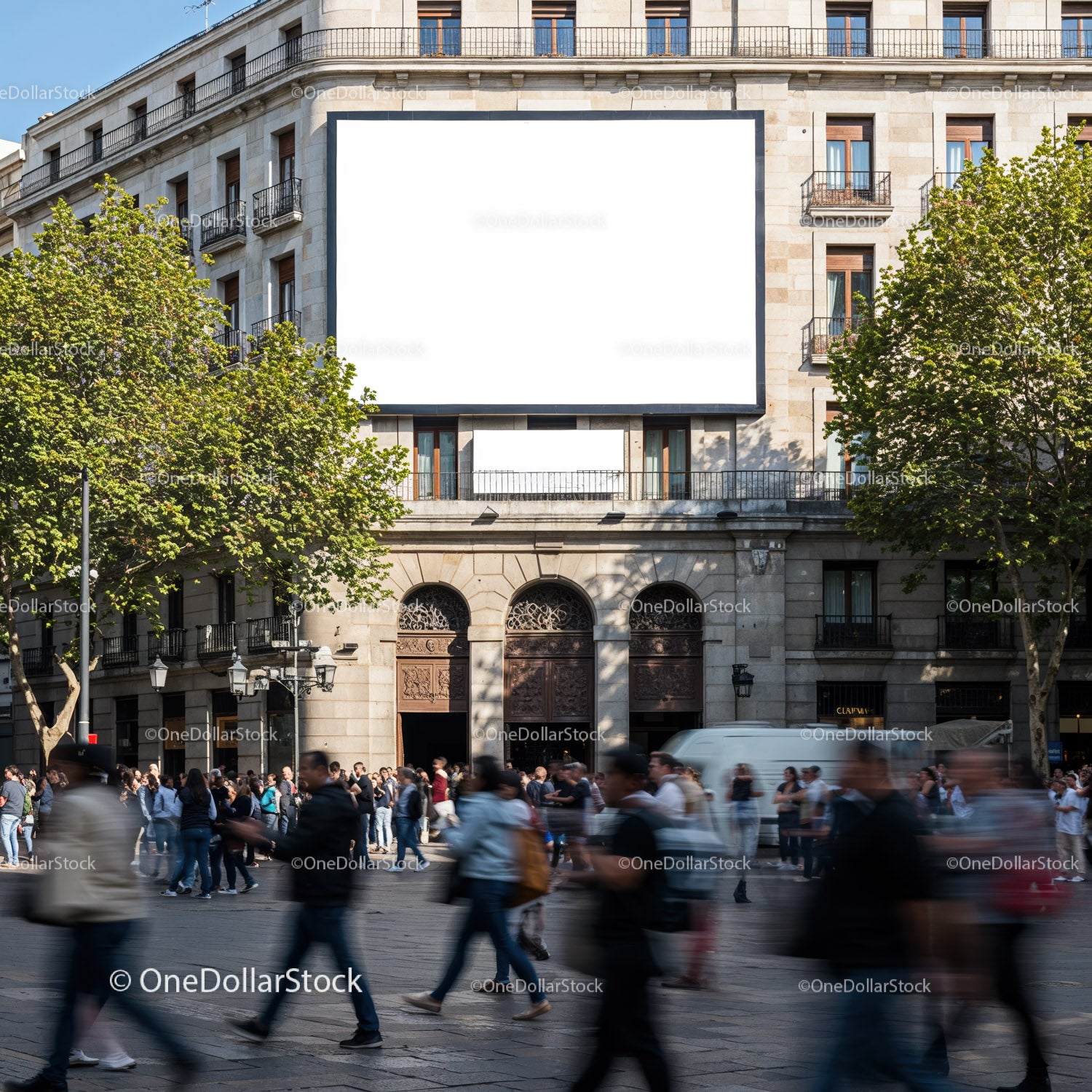 Zatłoczony plac miejski z zabytkowym budynkiem i pustym billboardem