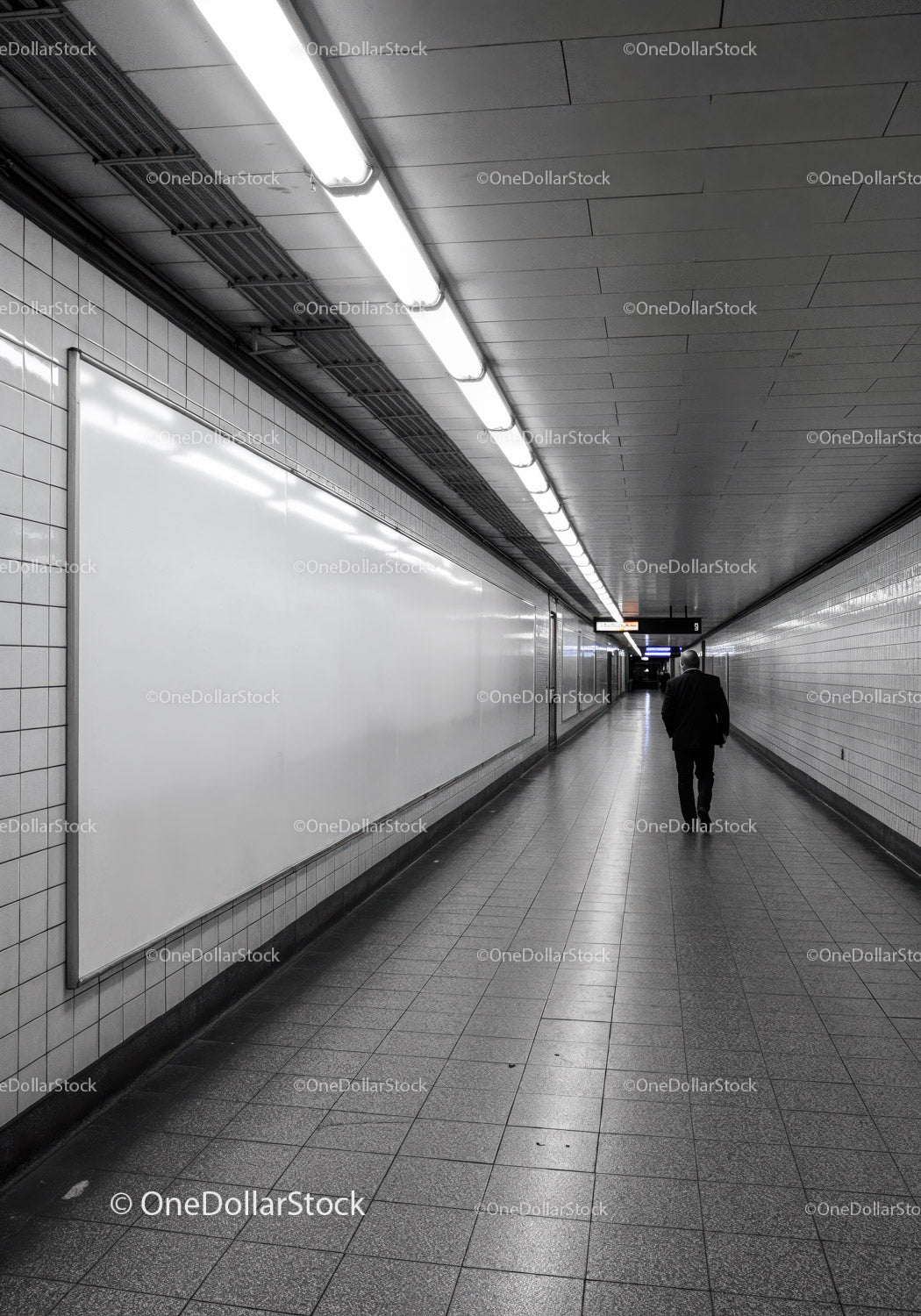 Pusty korytarz tunelu metra z mężczyzną w garniturze