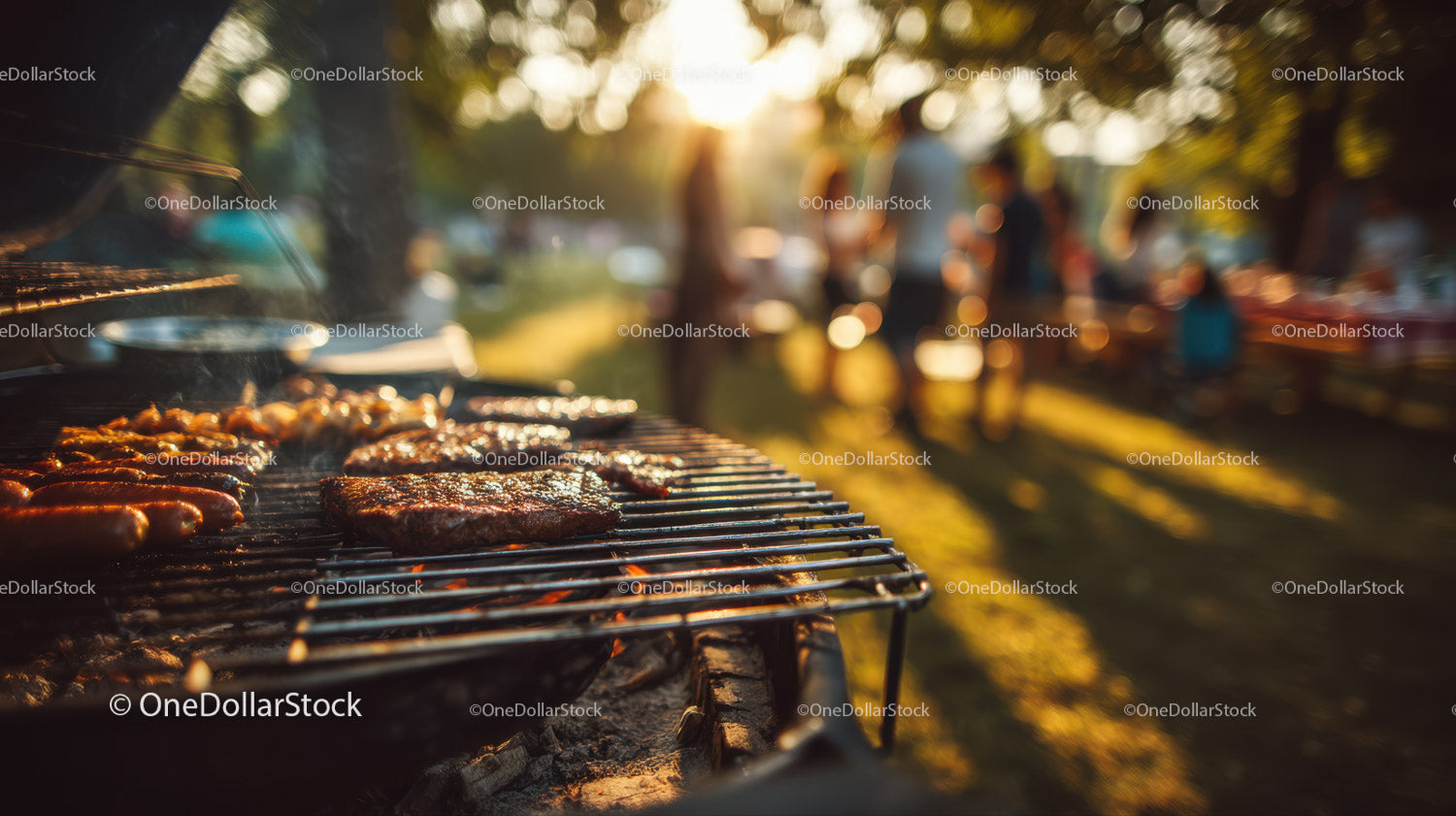 Grill na świeżym powietrzu z pikantnymi stekami i warzywami o zachodzie słońca
