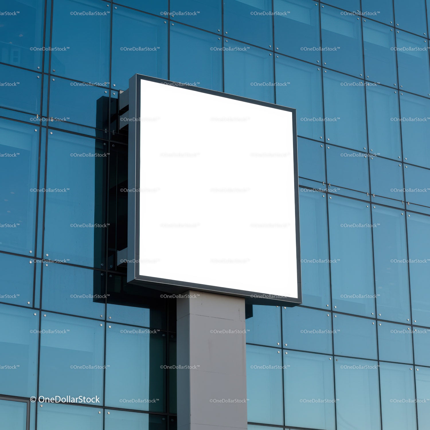 Pusty, kwadratowy billboard na nowoczesnym szklanym budynku biurowym