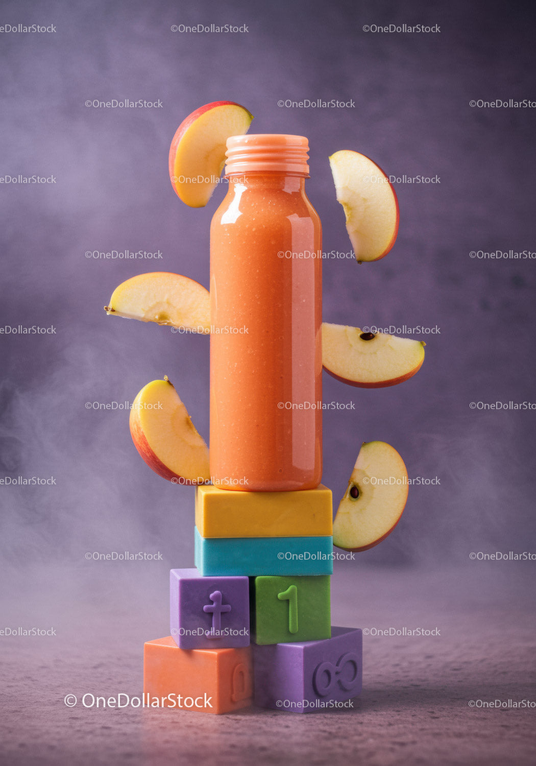 Butelka pomarańczowego smoothie otoczona świeżymi plasterkami jabłka