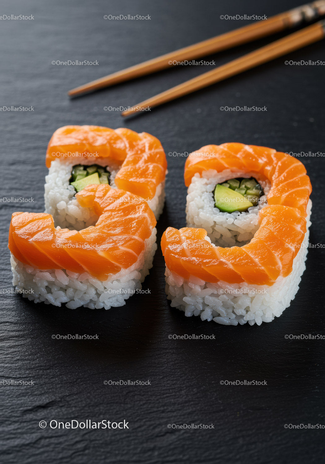 Świeże rolki sushi z łososiem i ogórkiem na czarnym łupku