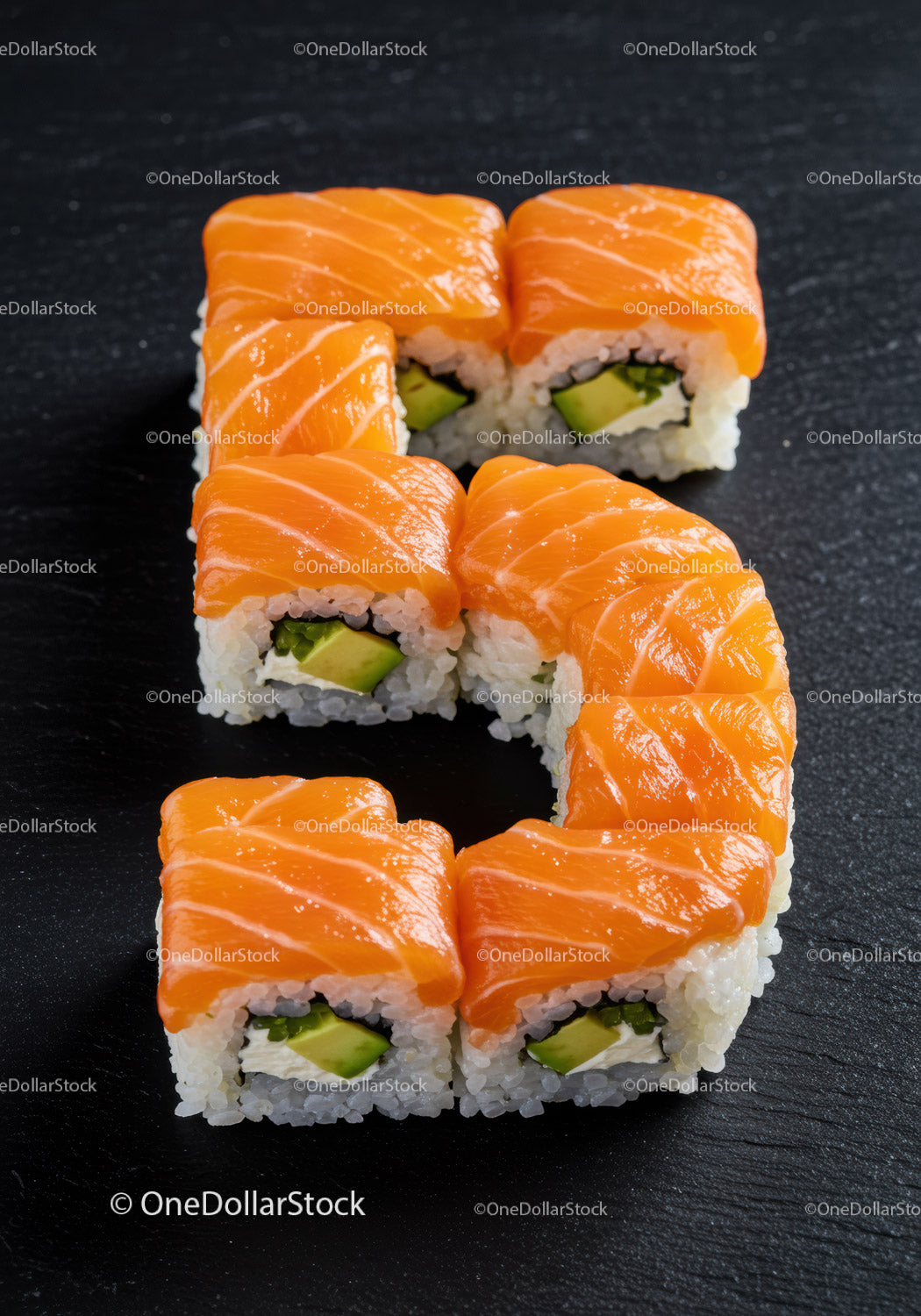 Rolki sushi z łososiem i awokado ułożone w kształt cyfry pięć