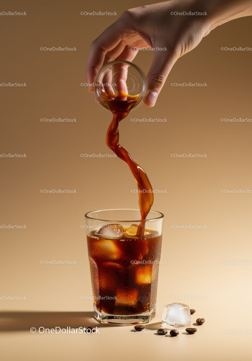 Nalewanie kawy Cold Brew na kostki lodu w szklance