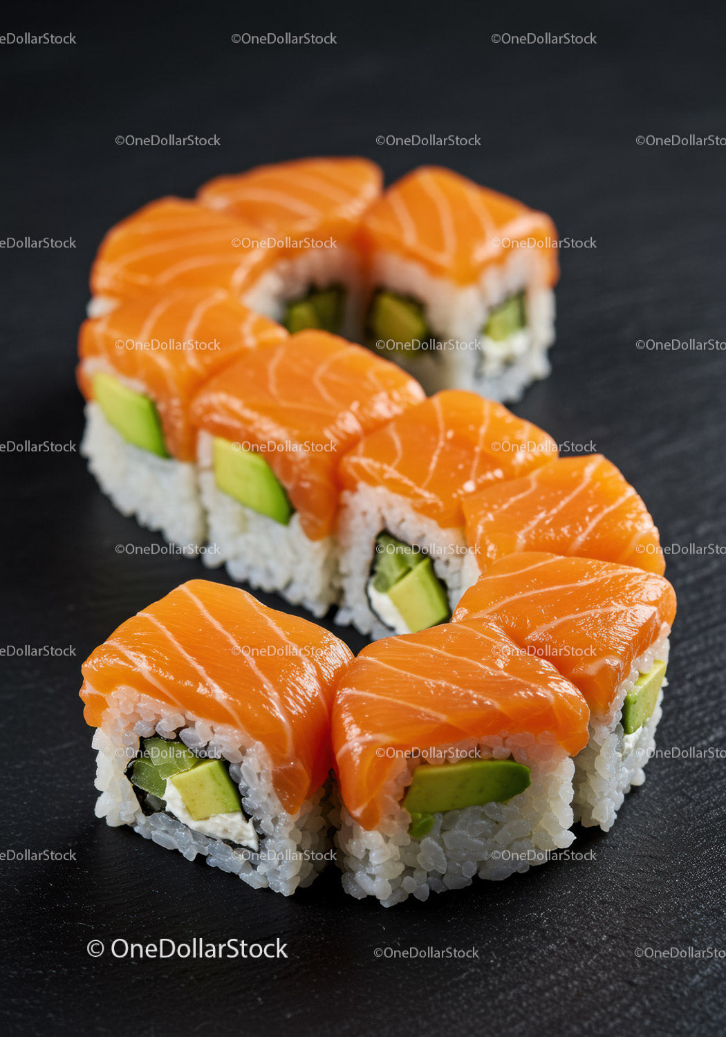 Świeże rolki sushi z łososiem, awokado i serkiem śmietankowym