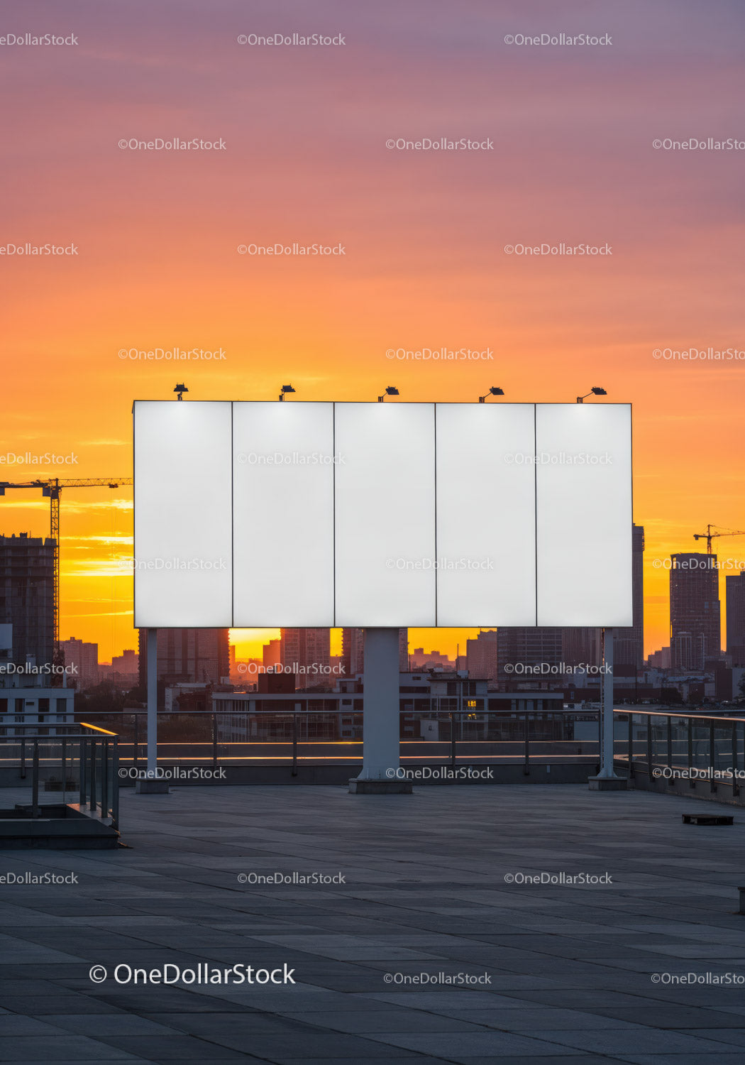 Pusty billboard na dachu z panoramą miasta o zachodzie słońca