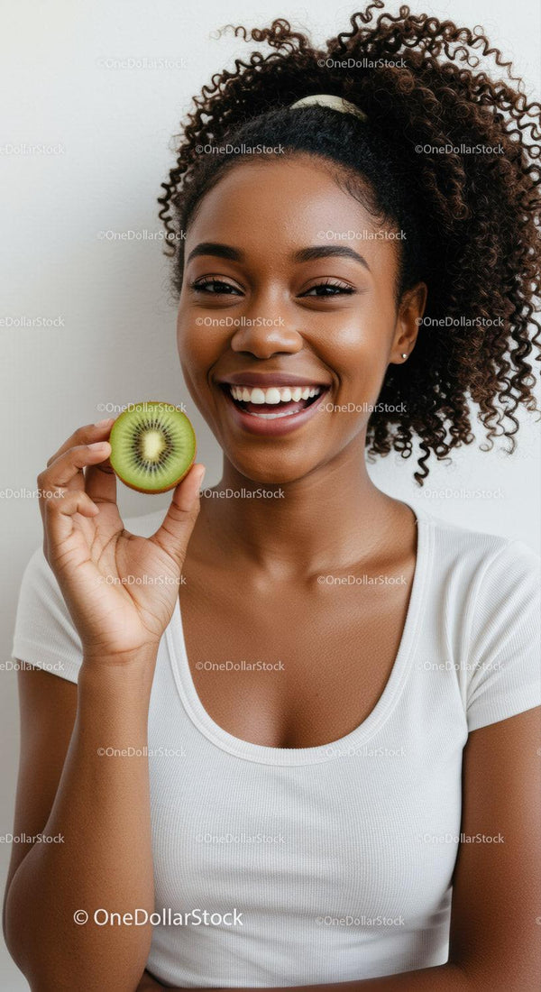 Radosna Kobieta z Kiwi Pokazująca Jasny Uśmiech i Naturalne Piękno