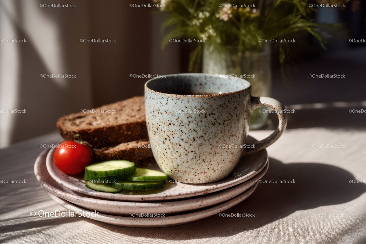 Ceramiczny kubek do kawy ze świeżymi warzywami i chlebem na drewnianym stole