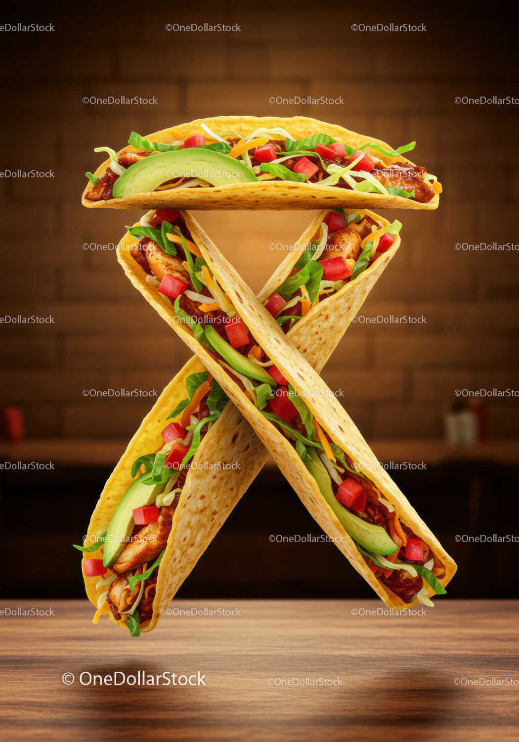 Trzy tacos z kurczakiem i świeżymi warzywami na drewnianym stole