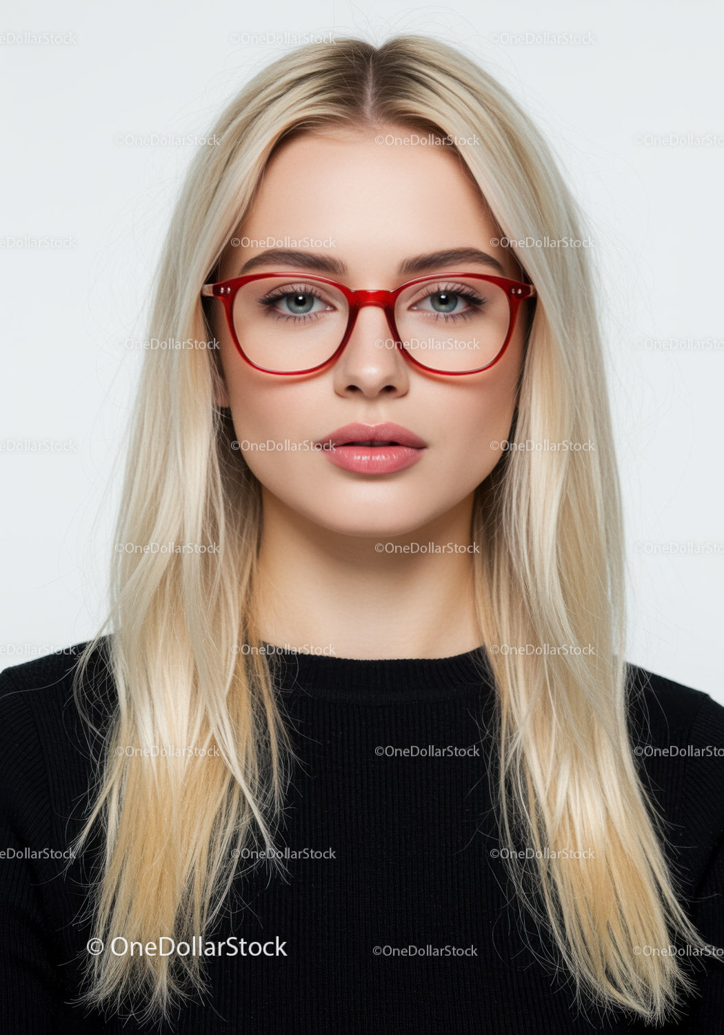 Portret blondynki w czerwonych okularach i niebieskich oczach