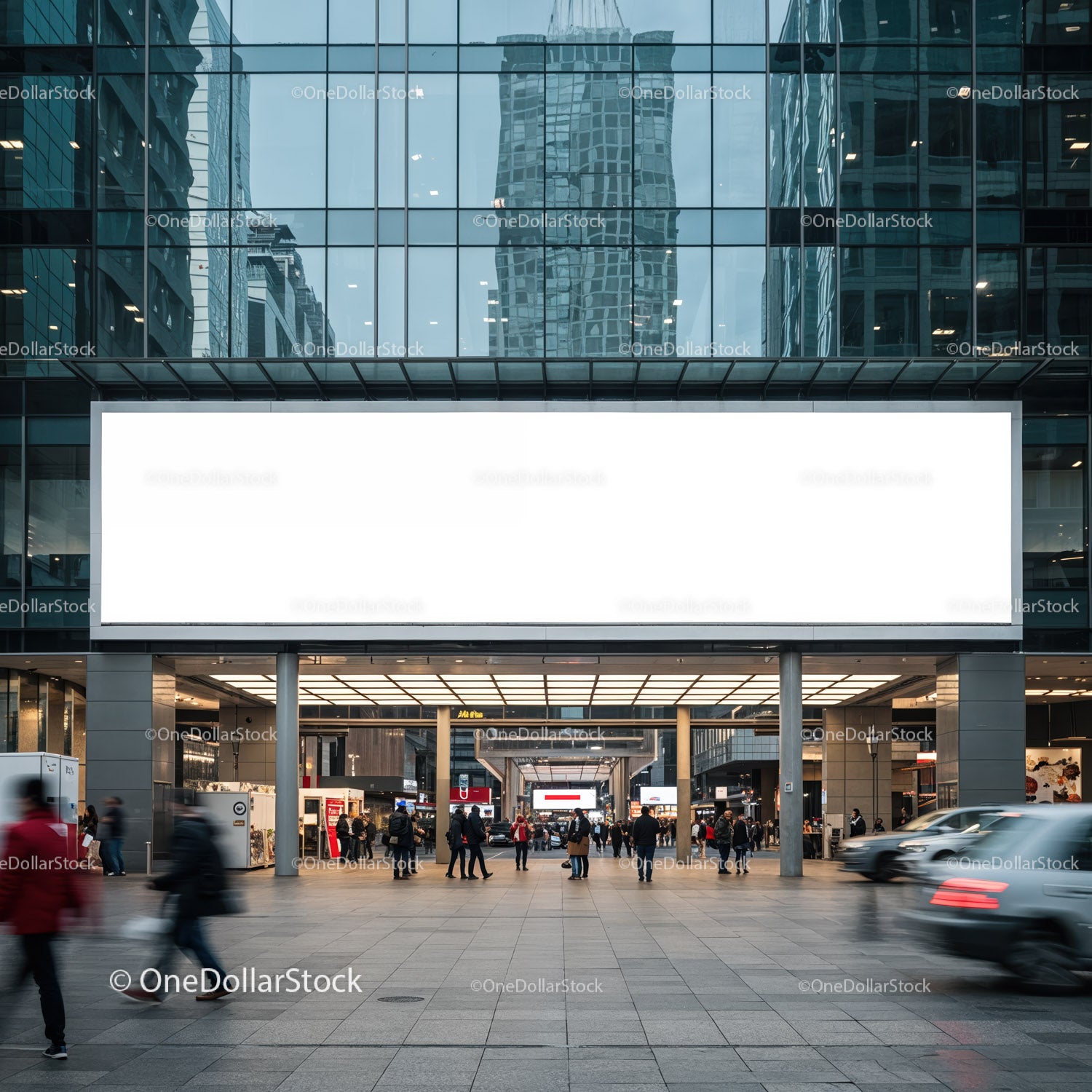 Tętniący życiem plac miejski z dużym, pustym billboardem cyfrowym