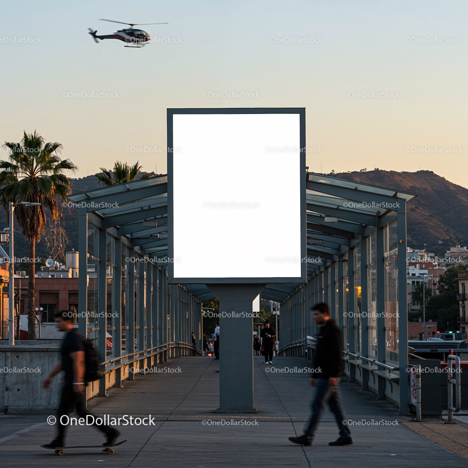 Miejski chodnik z pustym billboardem i deskorolkarzem