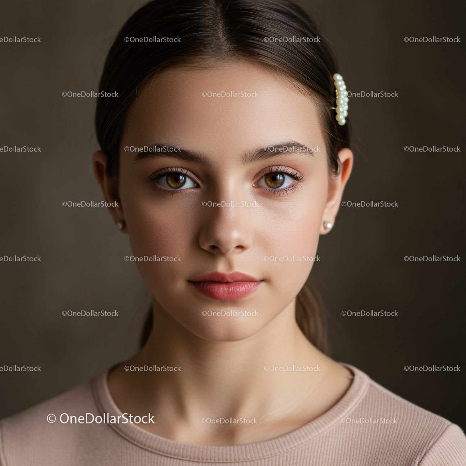Elegancki portret młodej kobiety z perłami i naturalnym wyglądem
