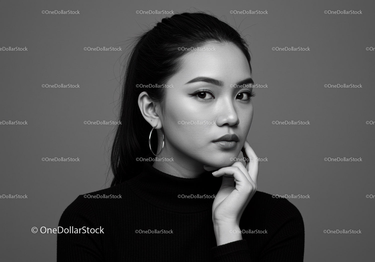 Elegancki czarno-biały portret kobiety z kolczykami w kształcie kółek