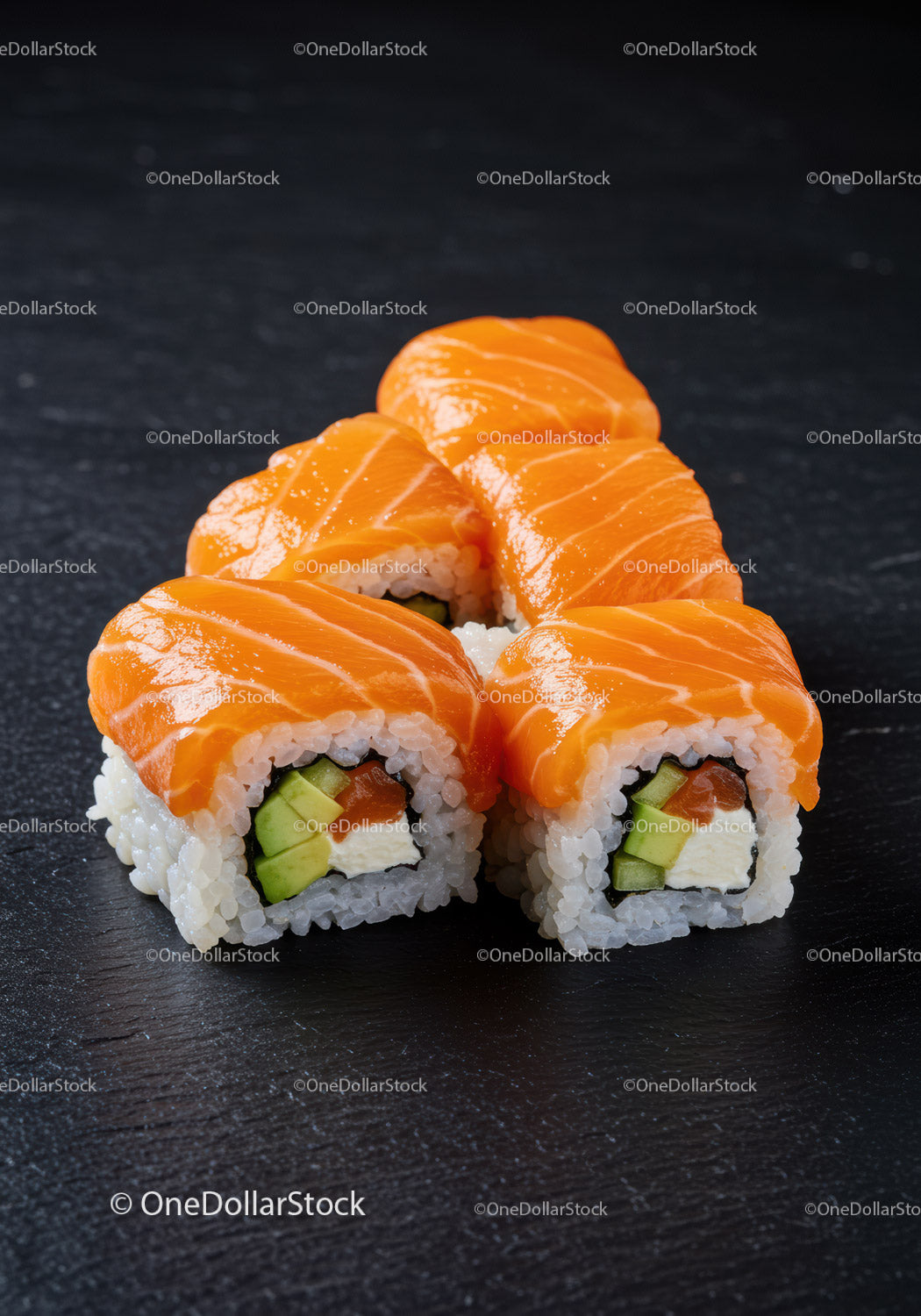 Świeże rolki sushi z łososiem, serkiem śmietankowym i awokado