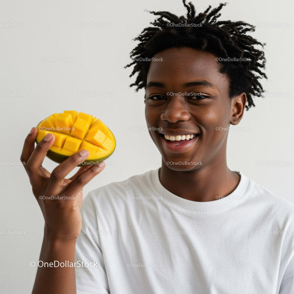 Młody mężczyzna z świeżym mango w jasnym, casualowym otoczeniu