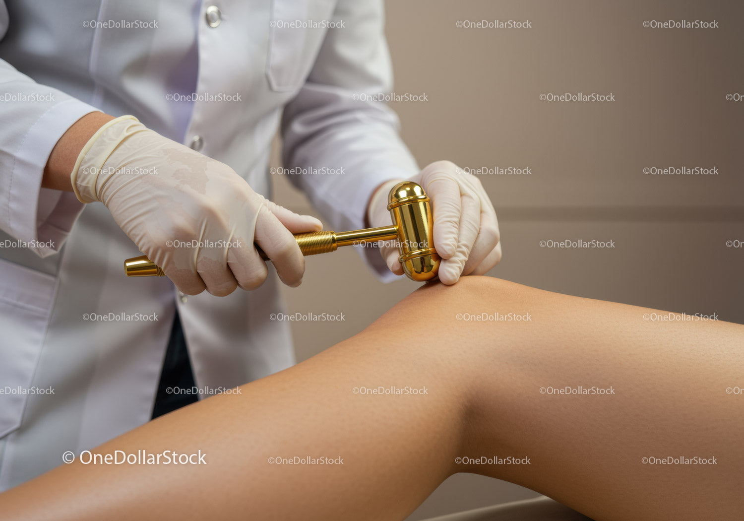 Terapeuta używa młotka do masażu w terapii mięśniowej nogi pacjenta