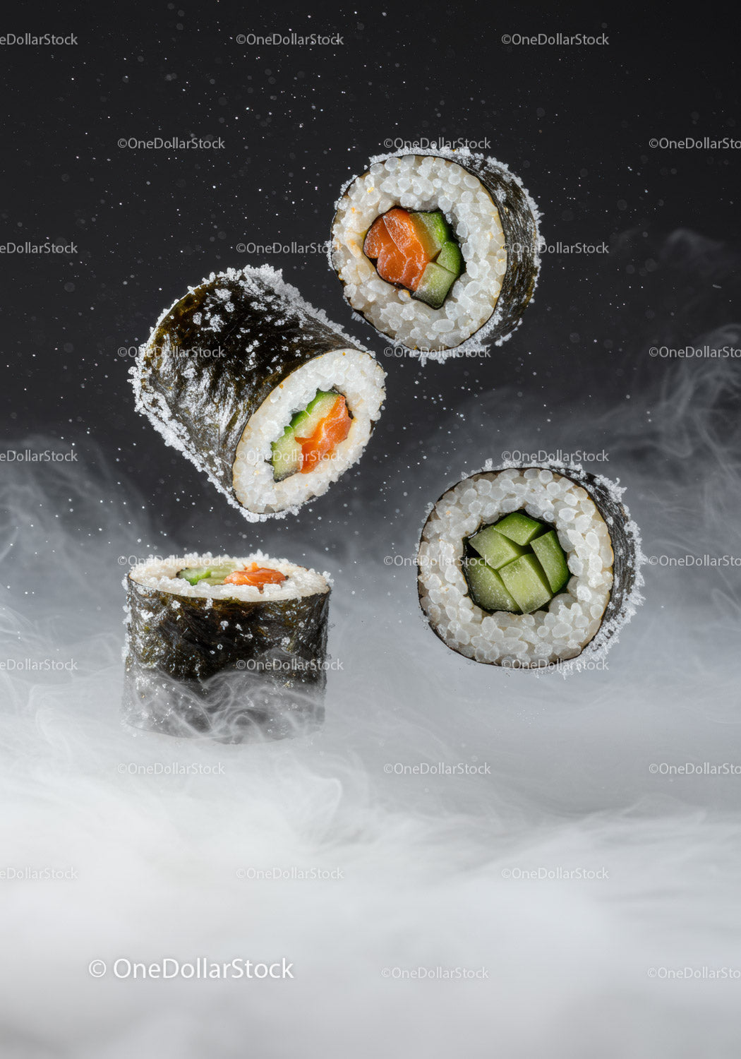 Świeże rolki sushi unoszące się na zadymionym, ciemnym tle
