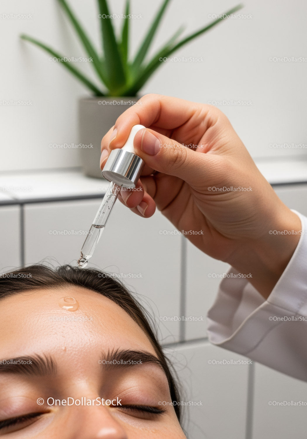 Profesjonalista ds. pielęgnacji skóry nakładający serum podczas zabiegu na twarz w klinice
