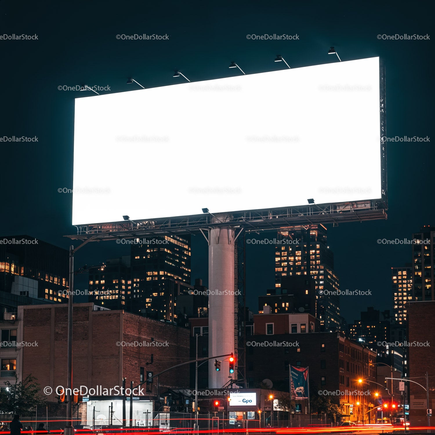 Podświetlony pusty billboard w miejskim krajobrazie nocą