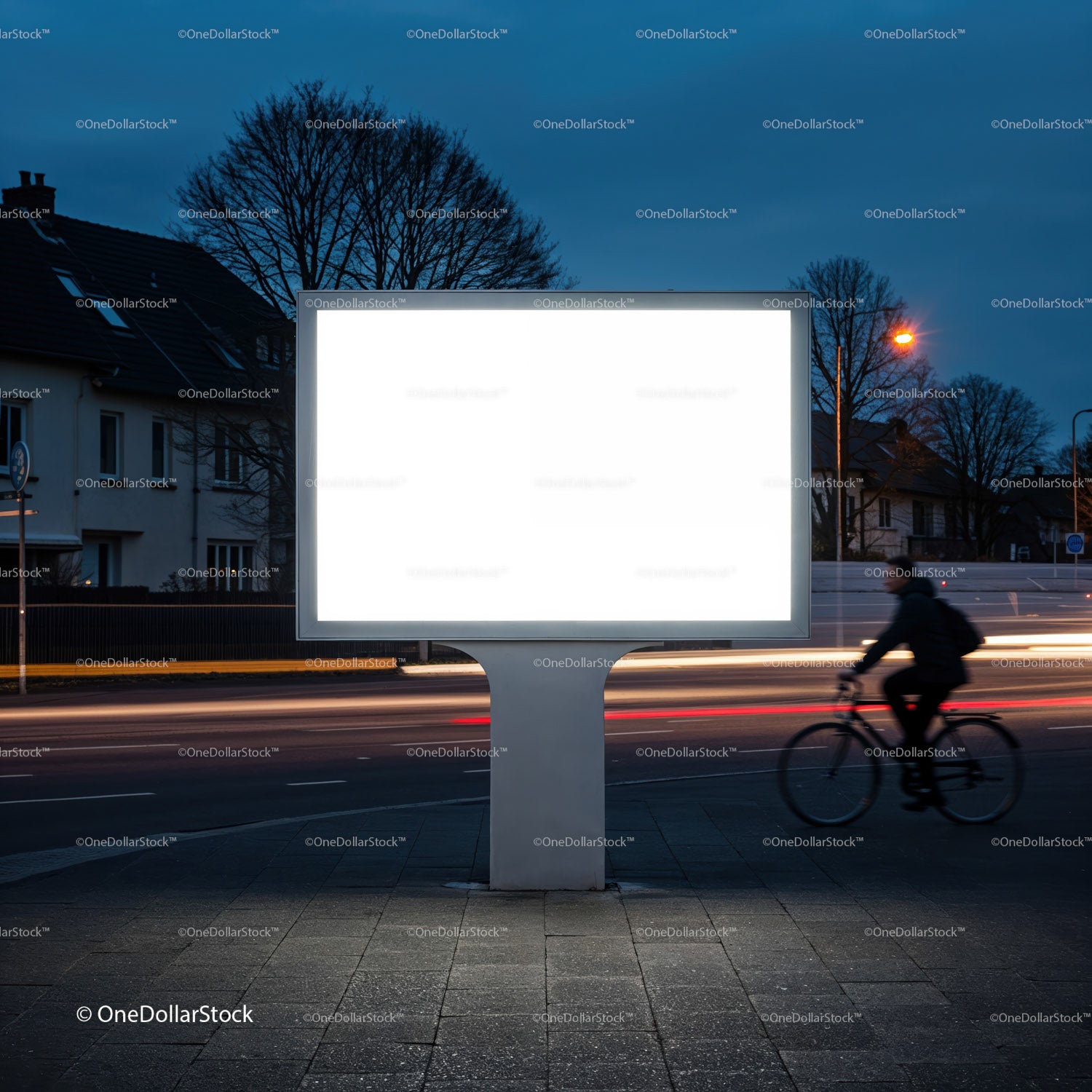 Pusty, oświetlony billboard nocą na miejskiej ulicy