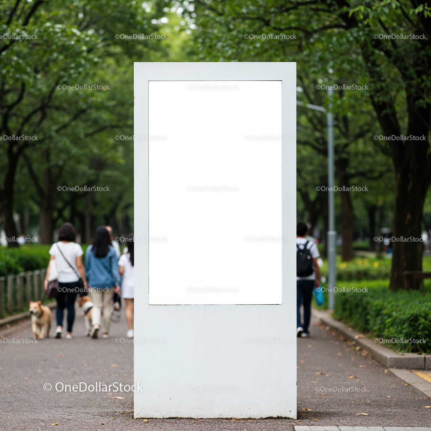 Pusta zewnętrzna tablica reklamowa na ścieżce w parku miejskim