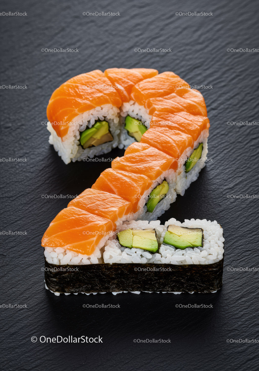 Rolki sushi ułożone w kształt znaku zapytania na czarnej powierzchni