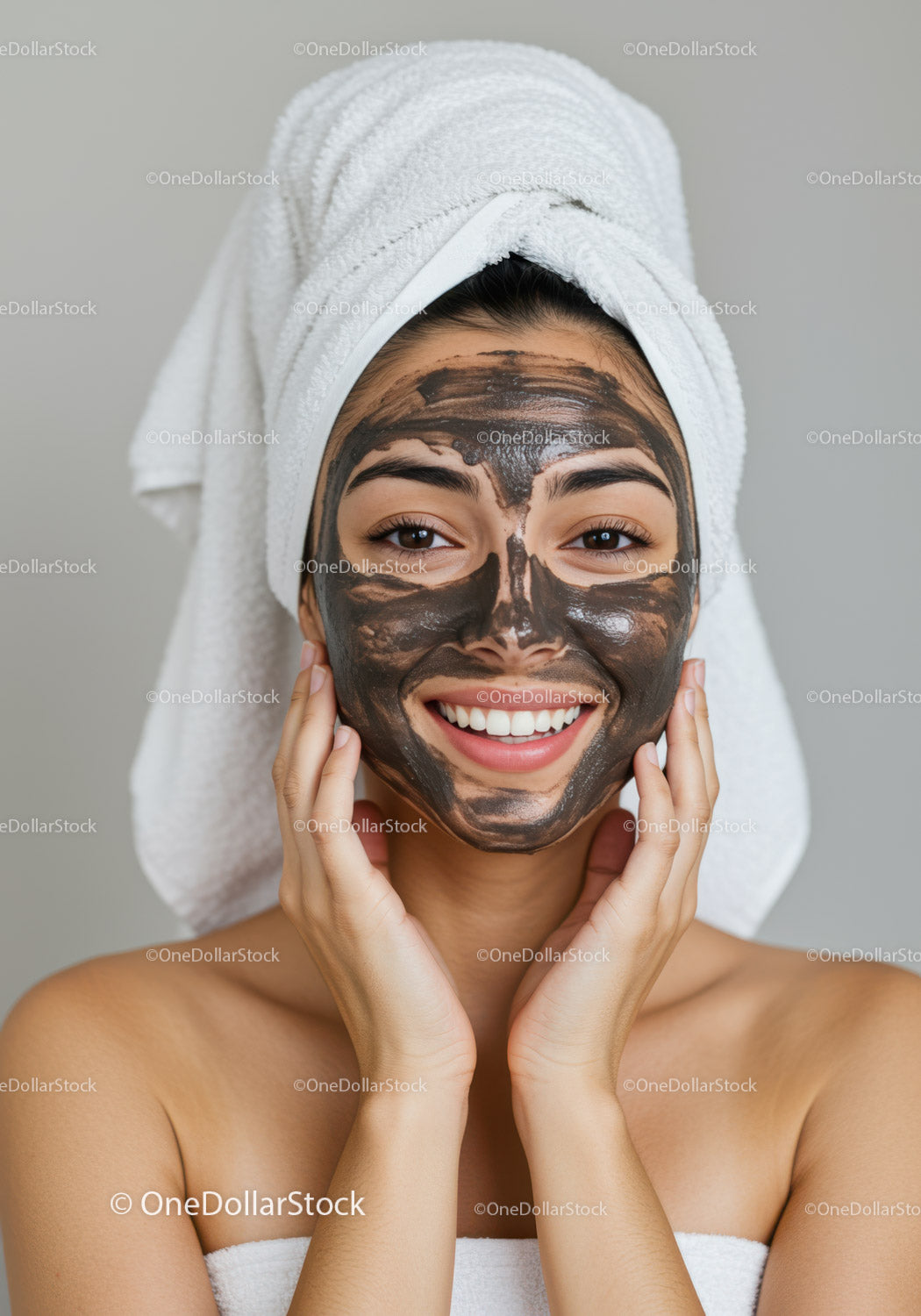 Młoda kobieta nakładająca maskę na twarz podczas relaksu w spa
