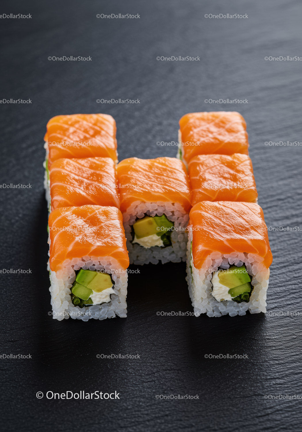 Świeże rolki sushi z łososiem, awokado i serkiem śmietankowym