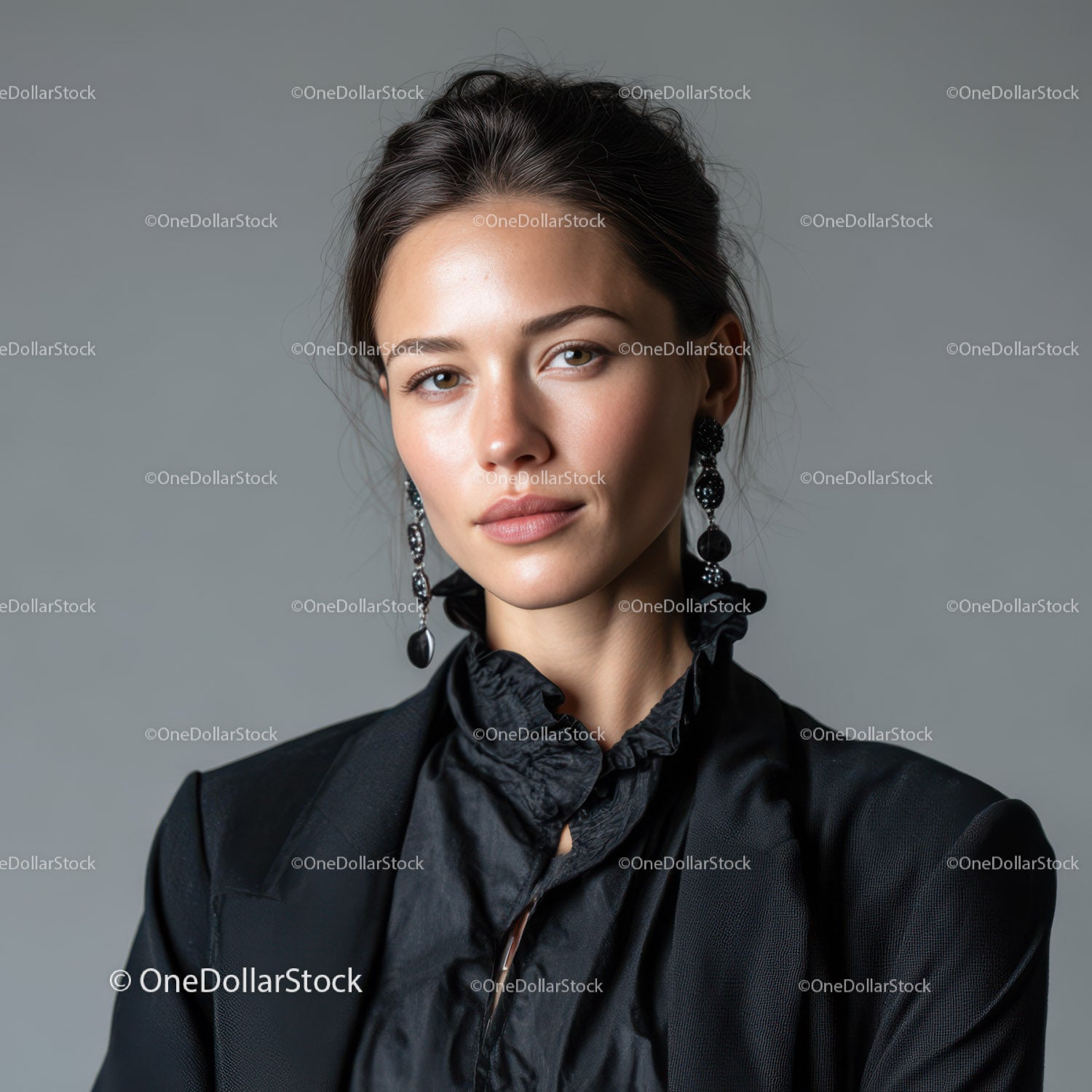 Elegancka kobieta w czarnym, modnym stroju z kolczykami. Portret
