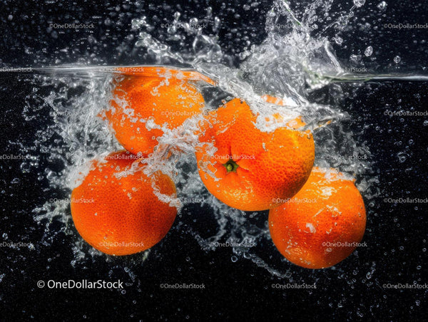Fresh Oranges Splashing in Water with Vibrant Colors